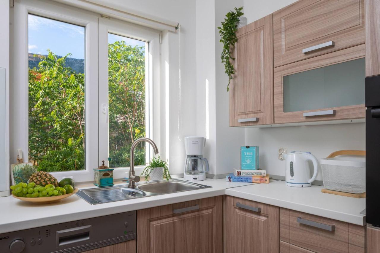 Apartments Valentina Бол Екстер'єр фото